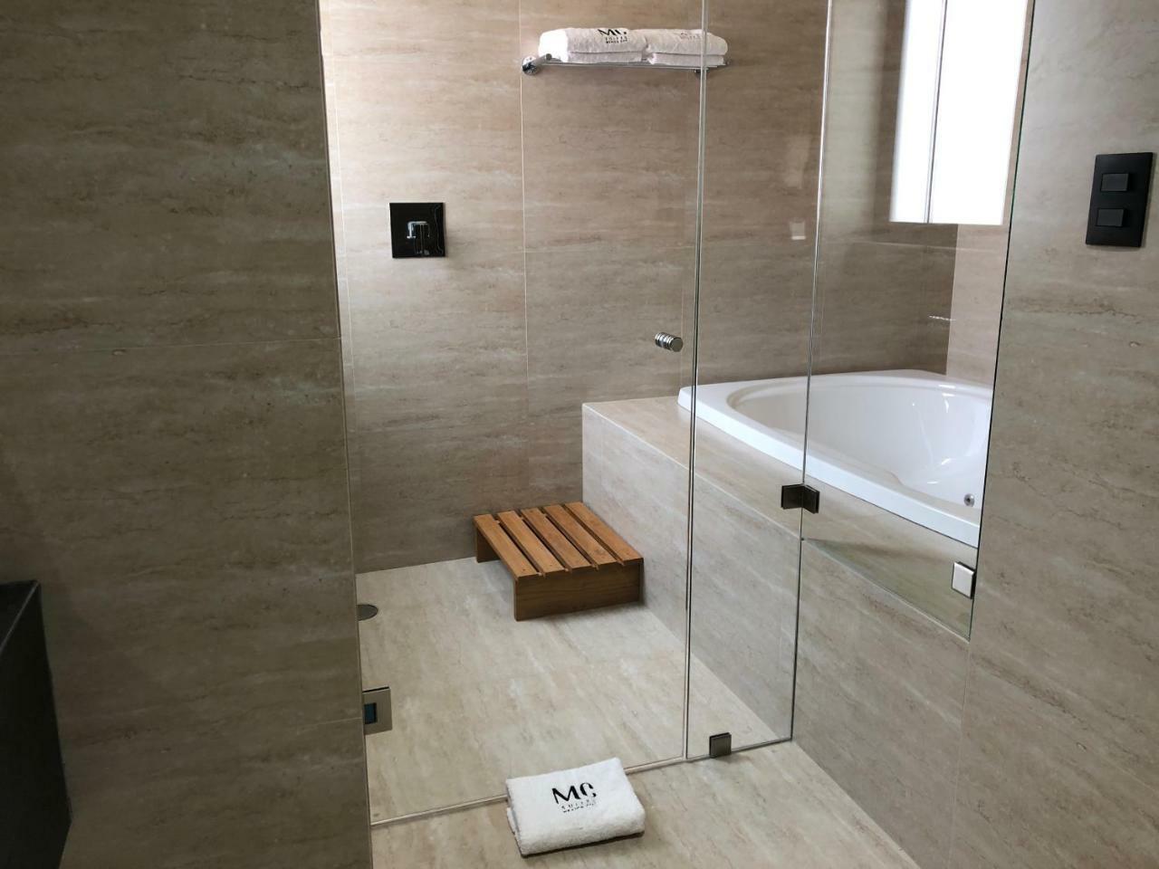 Mc Suites Мехико Экстерьер фото A shower with a sliding door