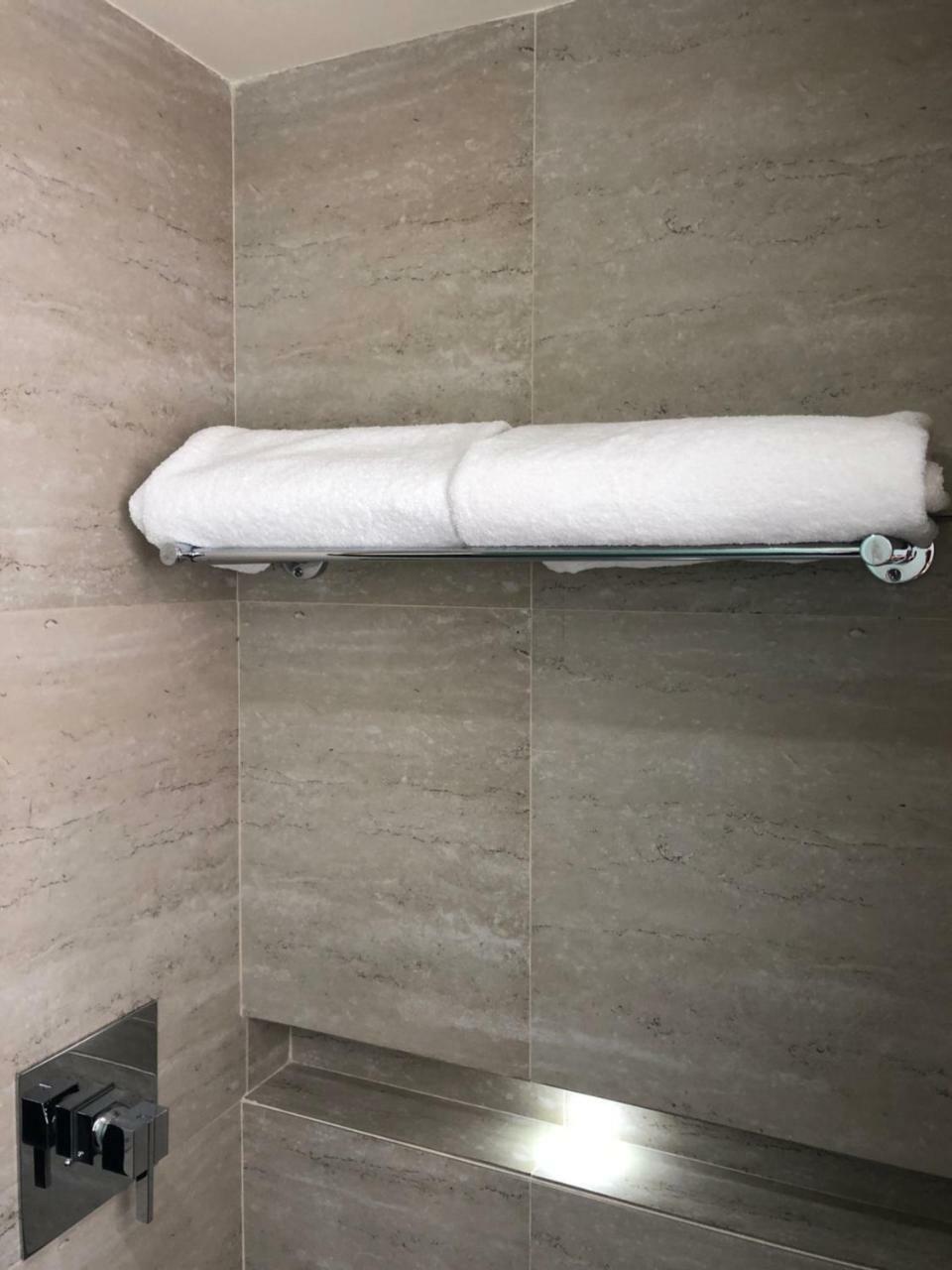 Mc Suites Мехико Экстерьер фото A towel rack with a towel